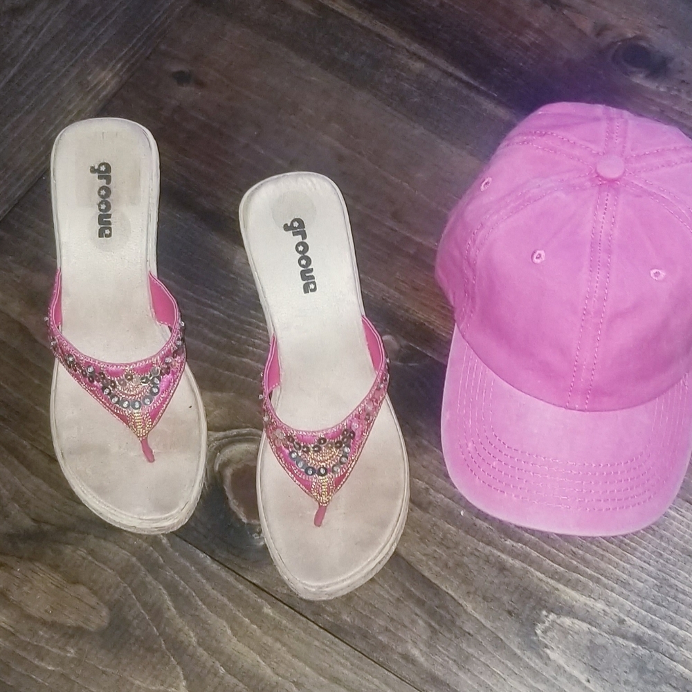 Groove wedge sandal Size 8 and pink hat